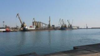 Кораб, натоварен с торове, заседна до Бургаското пристанище